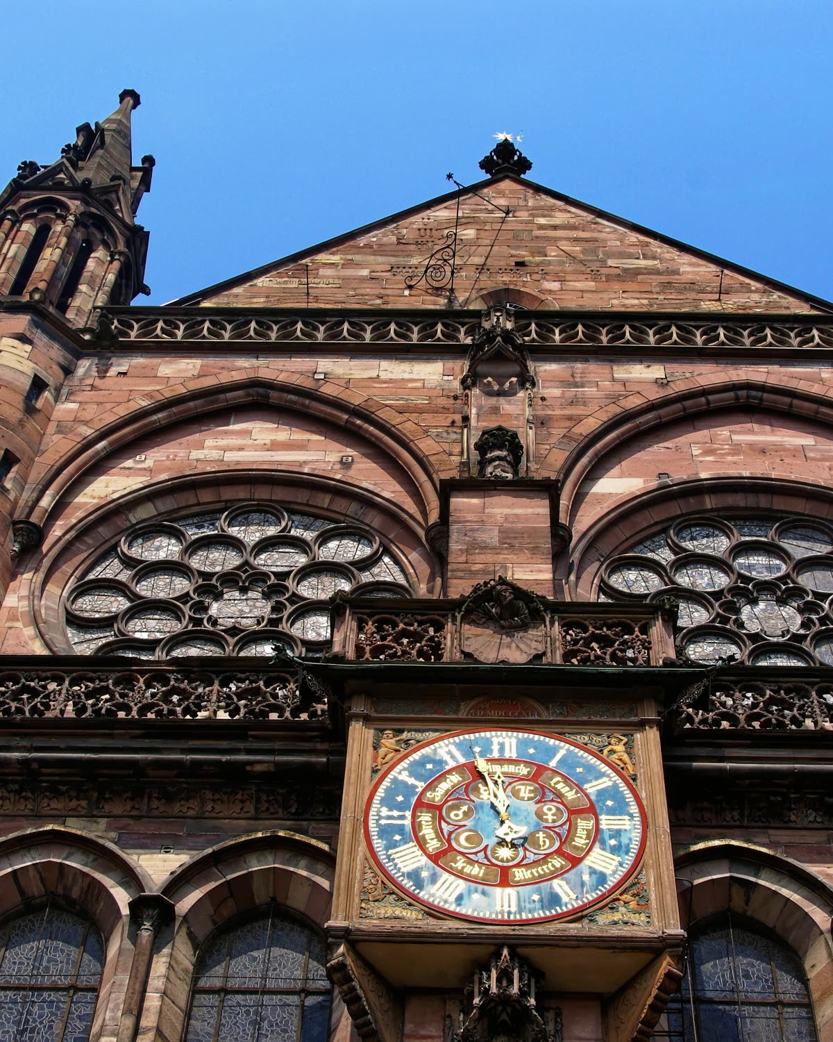 La façade de grès rose de la cathédrale Notre-Dame de Strasbourg