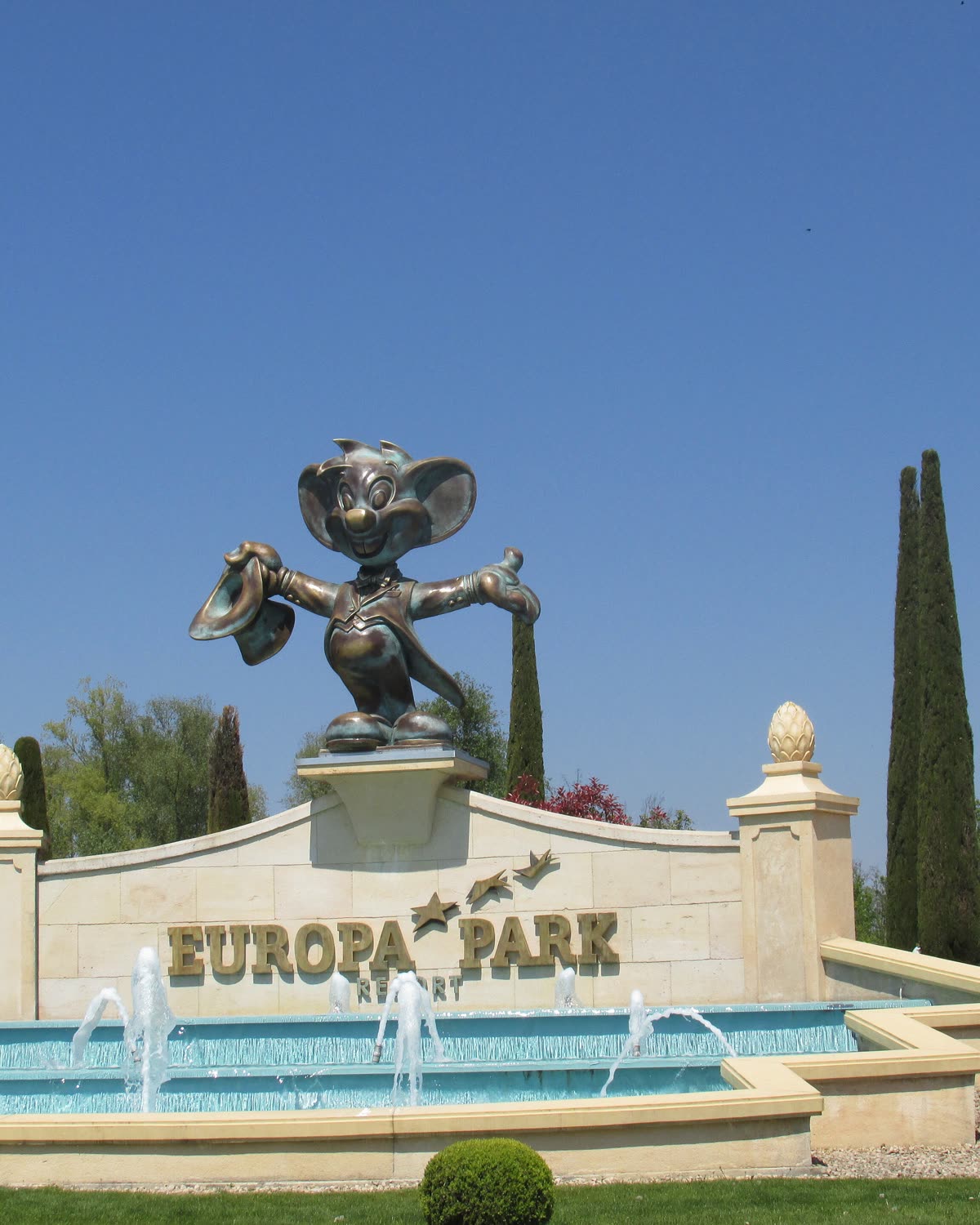 L'entrée d'Europa-Park et ses fontaines, à Rust