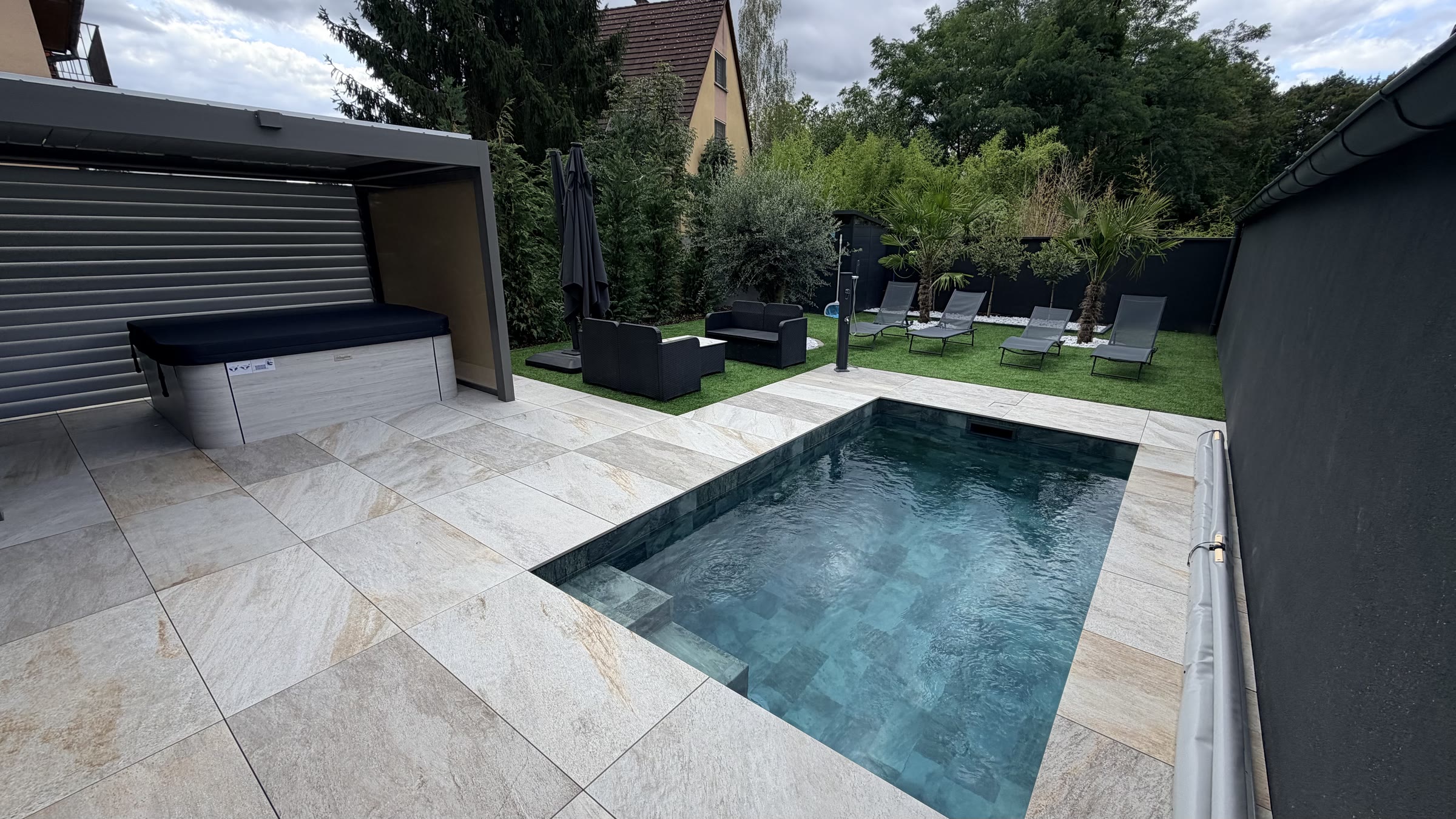 La piscine et la terrasse en pierre de la villa