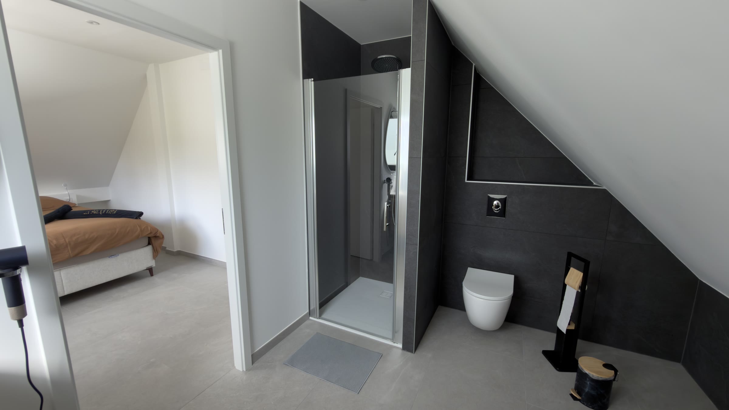 La salle d'eau de la suite parentale, douche et WC